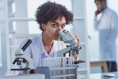 Tıbbi Araştırma Laboratuvarı. Mikro ile Çalışan Kadın Bilim Adamı