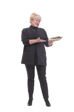 Tam boy. Hediye kutusu olan olgun bir iş kadını. beyaz arkaplanda izole edilmiş.