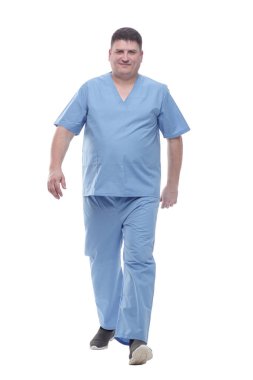 Erkek sıhhiyeci kendinden emin adımlarla ilerliyor. beyaz arkaplanda izole edilmiş.