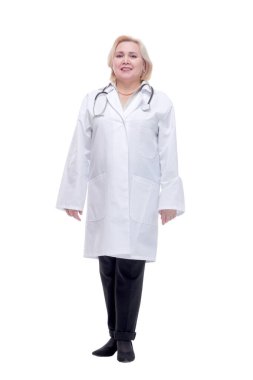 Steteskoplu gülümseyen doktor kadın. Beyaz arkaplan üzerinde izole edilmiş.