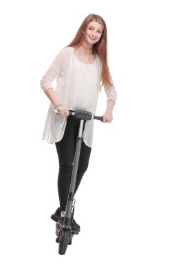 Neşeli bir kadının önünde scooter sürüp kameraya gülümsüyor.