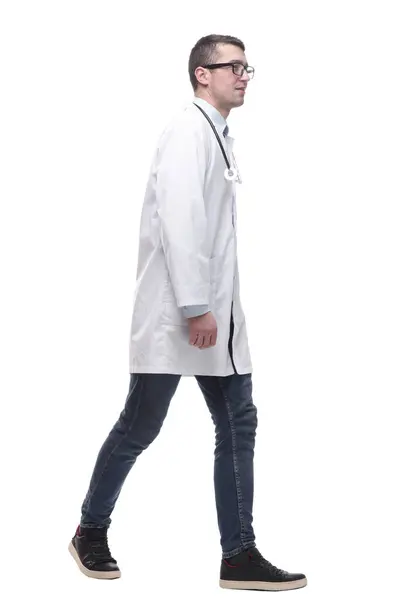 Beyaz Önlüklü Doktor Ileri Doğru Yürüyor Beyaz Arkaplanda Izole Edilmiş — Stok fotoğraf