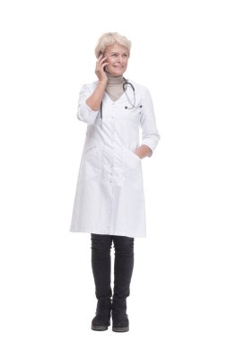 Tam gelişim. Kadın doktor akıllı telefonunu kullanıyor. beyaz arkaplanda izole edilmiş.