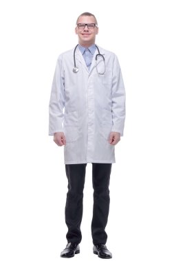 Boynunda steteskopla kameraya bakan yakışıklı erkek cerrahın sıradan portresi.