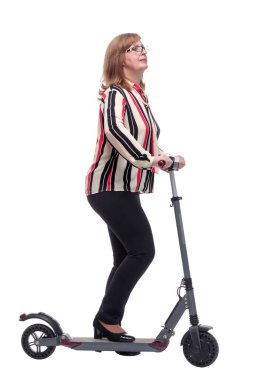 Yan görünüş. Elektrikli scooter 'ı olan modern sıradan bir kadın. beyaz arkaplanda izole edilmiş