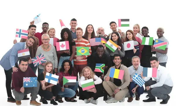 Tam gelişim. Ulusal bayrakları olan geniş bir grup insan. beyaz arkaplanda izole edilmiş.