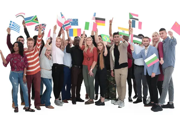 İnsanlar farklı ulusal bayraklarla durup gururla el sallıyorlar. Uluslararası arkadaşlık kavramı