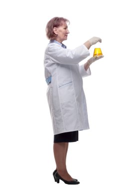 Yan görünüş. Laboratuvar matarası olan yaşlı bir kadın doktor. beyaz arkaplanda izole edilmiş