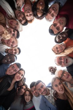 Kapat. Geniş bir grup mutlu insan bir çember içinde duruyorlar..