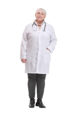 Steteskopu olan ve elleri ceplerinde olan ciddi bir tıp doktoru. Beyaz arkaplan üzerinde izole edilmiş