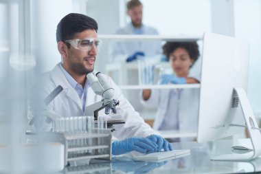 Laboratuvarda çalışan odaklanmış erkek bilim adamı