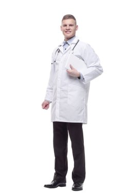 Tam gelişim. Dijital tabletli genç bir doktor. beyaz arkaplanda izole edilmiş.