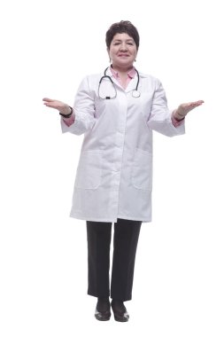 Tam gelişim. Dost canlısı kadın doktor sana bakıyor. beyaz arkaplanda izole edilmiş