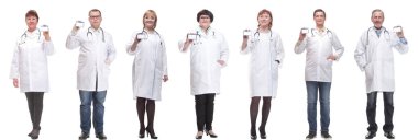 Beyaz arka planda izole edilmiş rozet gösteren bir grup doktor.