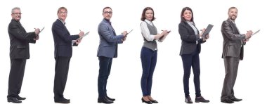 Ellerinde not defteri olan bir grup başarılı insan beyaz arkaplanda izole edildi
