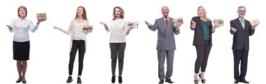 Elinde hediyeler olan bir grup mutlu insan beyaz arka planda izole edilmiş.