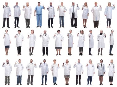 Beyaz arka planda izole edilmiş rozet gösteren bir grup doktor.