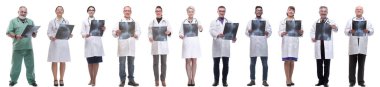 Röntgen çeken bir grup doktor beyaz arka planda izole edilmiş.
