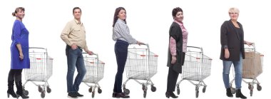 beyaz arkaplanda el arabası olan bir grup insan