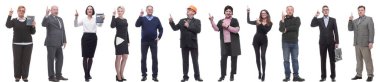 Beyaz arka planda başparmak gösteren bir grup işadamı