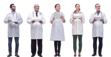 Beyaz arkaplanda izole edilmiş panoya sahip bir grup doktor