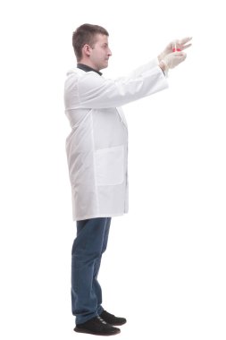 Laboratuvar matarası olan mutlu bir erkek doktor. beyaz arkaplanda izole edilmiş.