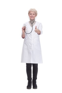 Elinde steteskopla sorumlu bir kadın doktor. beyaz arkaplanda izole edilmiş.