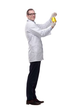 Yan görünüş. Laboratuvar şişesindeki sıvıya bakan genç bir bilim adamı. bir beyaz üzerinde izole