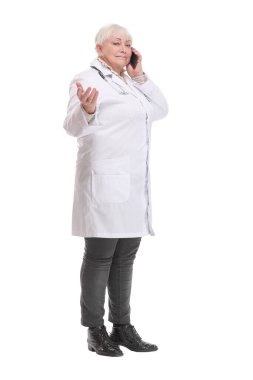 Cep telefonuyla konuşan orta yaşlı kadın doktor portresi. Sağlık çalışanı kavramı.