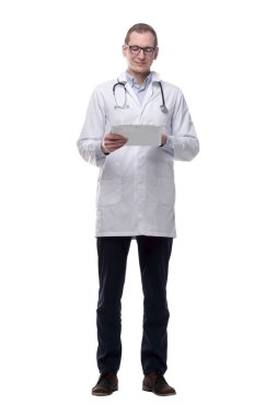 Tam gelişim. Dijital tabletli başarılı bir doktor. beyaz arkaplanda izole edilmiş