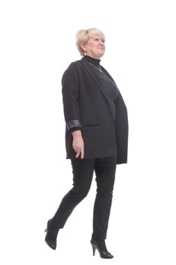 Tamamen büyümüş. Öne doğru adım atan kendine güvenen iş kadını. beyaz arkaplanda izole edilmiş.