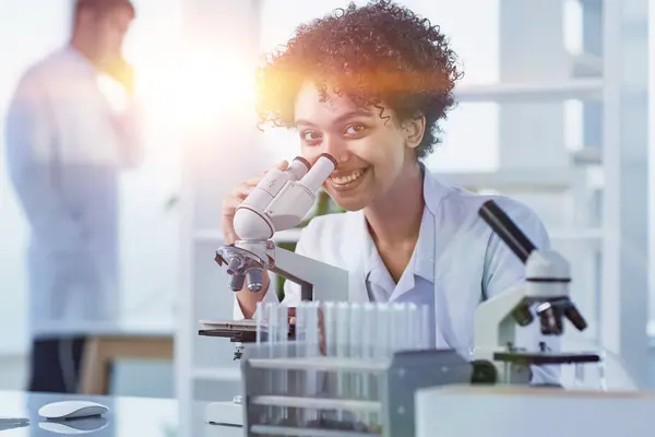 Medical Research Laboratory Female Scientist Working Micro — Stock Photo, Image