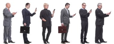 Bir grup insan ellerinde tuttukları telefon profilini beyaz arkaplanda izole ettiler