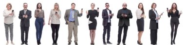 Bir grup insan ellerinde telefonla beyaz arka planda izole edilmiş kameralara bakıyorlar.