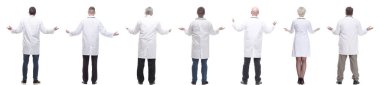 Sırtları beyaz arka planda izole bir şekilde duran bir grup doktor.