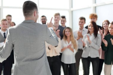 Proje müdürü ve bir grup genç profesyonel geniş lobide duruyorlar. kopya spac ile fotoğraf