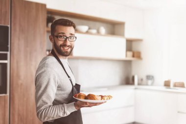 Çekici bir adamın elinde bir tabak sandviç. kopyalama alanı olan fotoğraf
