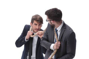 Tam boy. İki işadamı uzun bir ip çekiyor. beyaz arkaplanda izole.