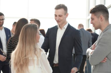 Kapat. İş arkadaşları el sıkışıyor. İşbirliği kavramı