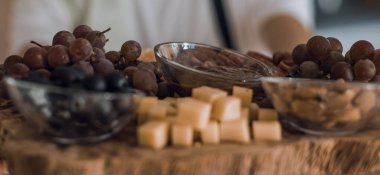 kapatın. Genç adam sağlıklı bir kahvaltı ile bir tepsi tutan