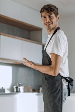 tam büyüme. ev mutfağında çekici genç adam ayakta. kopya alanı ile fotoğraf