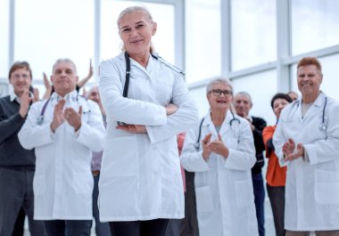 Bir grup doktor ve iyileşmiş hastalar.