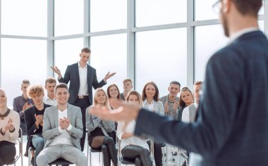 Kapat. Konferans odasında seyircilerin önünde hoparlör duruyor. kopyalama alanı olan fotoğraf