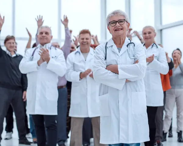 Ärzte Und Patienten Klatschen Die Hände — Stockfoto