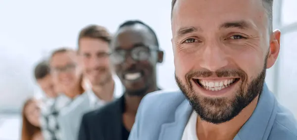 Femme Affaires Souriant Devant Équipe Entreprise Ensemble Regardant Caméra Dans Images De Stock Libres De Droits