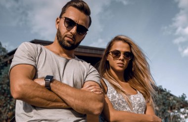 View.modern çift ayakta yakınındaki onların car.travel birlikte alt