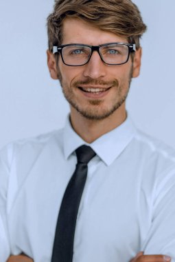 Mutlu iş adamı gözlük modern ofisinde tutuyor. Ofis takım elbiseli gülümseyen adam.