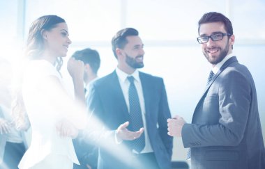 meslektaşları ile office .office hafta içi içinde konuşan işadamı