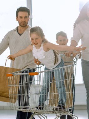 çanta alışveriş ve cart.photo kopya alanı ile alışveriş aile eğlenceli