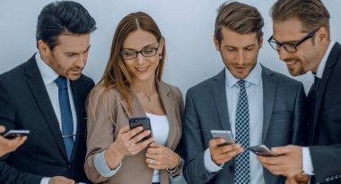 Grup Sms onların akıllı telefonlar üzerinde okuma iş adamları. insan ve teknoloji